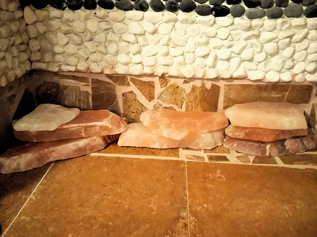 塩の部屋（ソルトルーム）内にはヒマラヤ岩塩がゴロゴロ