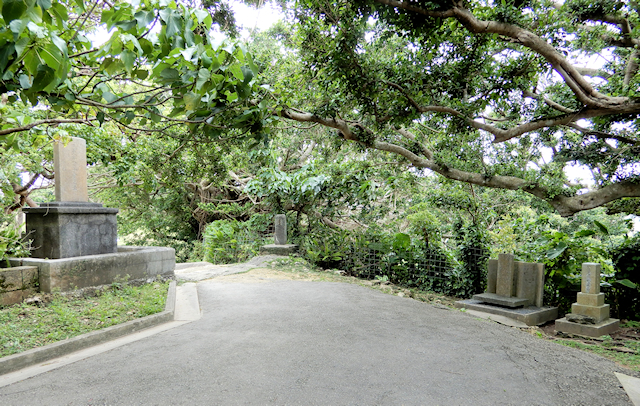 浦添城跡の入口には多くの慰霊碑